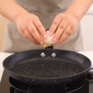 Korean Style Non-stick Pan 20cm/22cm/ 24 Non-Stick Wok Fresh Kitchen Pre-Seasoned Cast Iron Frying Pan