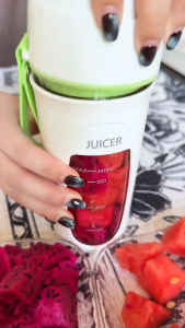 Electrolux เครื่องปั่นแบบพกพา เครื่องคั้นน้ำผลไม้ เครื่องปั่นผลไม้แบบพกพา ชาร์จ USB เครื่องปั่น เครื่องคั้นน้ำผลไม้ไร้สา รับประกัน 2 ปี