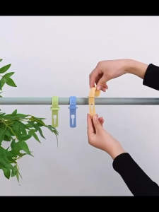 1Pcs Adjustable Plastic Multi-Purpose Hooks - Fashion Style Door Hanging Clothes Hanger with Clips Suitable for Drying Rope Reusable Sturdy and Durable