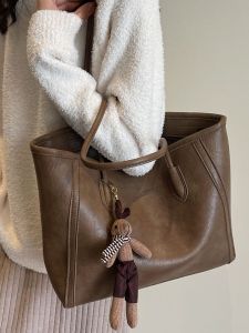 Fashionable Versatile Large Capacity Tote Bag for Women Commuting And Class Single Shoulder Bag Simple Design Autumn Winter Stylish