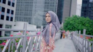 Jilbab PARIS By Rizkaida: Hijab Segi Empat Seragam Jahit Tepi