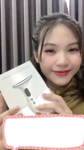 Máy nâng cơ trẻ hóa làn da B04 sử dụng ánh sáng sinh học giúp massage mặt cổ chống nhăn và trẻ hóa làn da hiệu quả nhờ tích hợp rung và sưởi nóng