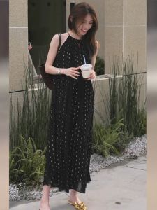 ชุดเดรสยาวคอวีแขนกุดสีดำหรูหราสำหรับผู้หญิงในช่วงฤดูร้อนปี 2025 ชุดเดรสยาวสไตล์ฝรั่งเศสที่หรูหราและสง่างาม