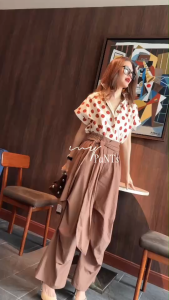 กางเกงขายาวเอวสูง ทรงขากว้าง ดีไซน์เก๋: กางเกงมาพร้อมดีเทลจับจีบด้านหน้า ผูกเอวเสริมความเก๋ ทำให้ดูยาวและหรูหรา ใส่แล้วพรางหุ่นได้ดี ผ้านุ่มพลิ้ว สวมใส่สบาย ไม่ว่าจะใส่ทำงานหรือเที่ยว. 💫 ฟังก์ชันการใช้งาน สะดวกสบาย: ซิปหน้า กระเป๋าข้าง และเอวสม็อคด้าน