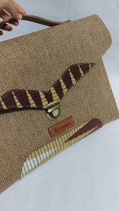 UwaisGen Tas Laptop Anvlope Jinjing 14 Inchi Goni Rangrang Etnik Bali Souvenir Handmade\\n\\n Apa itu Tas Laptop Anvlope Jinjing 14 Inchi?\\n\\nTas Laptop Anvlope Jinjing 14 Inchi adalah tas laptop portabel yang dirancang khusus untuk melindungi laptop berukuran 14 inci. Dengan desain etnik Bali yang unik, tas ini bukan hanya fungsional tetapi juga menarik secara estetika. Selain itu, tas ini dibuat oleh tangan para pengrajin lokal di Bali, menjadikannya sebagai souvenir handmade yang berharga.\\n\\n Keunggulan Tas Laptop Anvlope Jinjing 14 Inchi\\n\\nTas Laptop Anvlope Jinjing 14 Inchi memiliki beberapa keunggulan yang menjadikannya pilihan ideal bagi para pengguna laptop:\\n\\n- **Kualitas**: Tas ini terbuat dari bahan berkualitas tinggi yang tahan lama dan melindungi laptop Anda dari goresan dan benturan.\\n- **Desain**: Desain etnik Bali yang unik membuat tas ini menjadi pilihan ideal bagi mereka yang mencari sesuatu yang berbeda dan menarik.\\n- **Portabilitas**: Tas ini mudah dibawa dan cocok untuk digunakan saat bepergian atau bekerja di luar rumah.\\n- **Souvenir**: Tas ini dapat menjadi hadiah yang sempurna bagi orang yang Anda cintai, terutama bagi mereka yang suka dengan barang-barang handmade.\\n\\n Bagaimana Menggunakan Tas Laptop Anvlope Jinjing 14 Inchi?\\n\\nUntuk menggunakan Tas Laptop Anvlope Jinjing 14 Inchi, cukup masukkan laptop Anda ke dalam tas dan tutup dengan rapi. Anda juga dapat menyimpan dokumen atau peralatan lainnya di tas tambahan yang tersedia. Tas ini dirancang untuk melindungi laptop Anda dari goresan dan benturan saat dibawa-bawa.\\n\\n Tas Rangrang Etnik: Desain dan Kualitas\\n\\nTas Rangrang Etnik adalah salah satu jenis tas etnik Bali yang populer. Dengan desain yang unik dan khas, tas ini bukan hanya fungsional tetapi juga menarik secara estetika. Selain itu, tas ini dibuat oleh tangan para pengrajin lokal di Bali, menjadikannya sebagai souvenir handmade yang berharga.\\n\\n Tas Rangrang Etnik & Tas Laptop Berkualitas Tinggi\\n\\nTas Rangrang Etnik adalah pilihan ideal bagi para pengguna laptop yang mencari tas laptop berkualitas tinggi. Tas ini terbuat dari bahan berkualitas tinggi yang tahan lama dan melindungi laptop Anda dari goresan dan benturan. Selain itu, tas ini juga memiliki desain etnik Bali yang unik, membuatnya menjadi pilihan ideal bagi mereka yang mencari sesuatu yang berbeda dan menarik.\\n\\n Souvenir Handmade Bali & Tas Rangrang Etnik\\n\\nSouvenir handmade Bali adalah hadiah yang sempurna bagi orang yang Anda cintai. Dengan desain etnik Bali yang unik, tas ini bukan hanya fungsional tetapi juga menarik secara estetika. Selain itu, tas ini dibuat oleh tangan para pengrajin lokal di Bali, menjadikannya sebagai souvenir handmade yang berharga.\\n\\n Bagaimana Memilih Tas Laptop Anvlope Jinjing 14 Inchi yang Tepat?\\n\\nMemilih Tas Laptop Anvlope Jinjing 14 Inchi yang tepat bisa menjadi tantangan bagi beberapa orang. Berikut adalah beberapa tips yang dapat membantu Anda memilih tas laptop yang tepat:\\n\\n Perbandingan Tas Laptop Anvlope Jinjing 14 Inchi dengan Tas Laptop Lainnya\\n\\nSebelum membeli Tas Laptop Anvlope Jinjing 14 Inchi, pertimbangkanlah beberapa faktor seperti ukuran, bahan, dan desain. Pastikan tas yang Anda pilih sesuai dengan kebutuhan Anda dan melindungi laptop Anda dengan baik.\\n\\n Tips Memilih Tas Laptop Anvlope Jinjing 14 Inchi yang Berkualitas Tinggi\\n\\nBerikut adalah beberapa tips yang dapat membantu Anda memilih Tas Laptop Anvlope Jinjing 14 Inchi yang berkualitas tinggi:\\n\\n- **Periksa bahan**: Pastikan tas terbuat dari bahan berkualitas tinggi yang tahan lama dan melindungi laptop Anda dari goresan dan benturan.\\n- **Periksa ukuran**: Pastikan tas cukup besar untuk menampung laptop Anda dan peralatan lainnya.\\n- **Periksa desain**: Pilih tas dengan desain etnik Bali yang unik dan menarik.\\n- **Periksa harga**: Bandingkan harga tas dengan tas lainnya yang tersedia di pasaran.\\n- **Beli dari penjual yang terpercaya**: Belilah tas dari penjual yang terpercaya dan memiliki reputasi baik.\n}