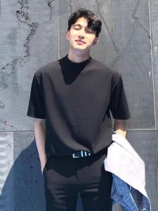 เสื้อยืดผู้ชายแบรนด์ยอดนิยมแขนสั้นสีล้วนคอสูงปานกลางเสื้อตัวในทรงหลวมเสื้อยืดแขนห้าส่วนสไตล์ฮ่องกงอินเทรนด์ฤดูร้อน