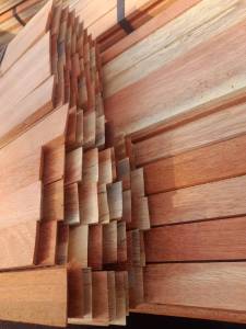 ไม้ระแนง ไม้เนื้อแข็ง ไสเรียบ ลายไม้สวย 150ซม. จำนวน 40 แผ่น (กว้าง 3.5 ซม./หนา 1 ซม./ยาว 150 ซม.)