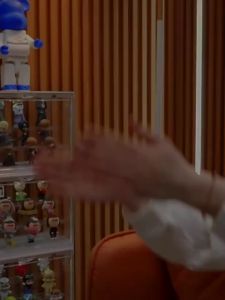 กล่องอะคริลิคแสดงโมเดล LED พร้อมไฟตัดแสง ชั้นวางโมเดลแฟชั่น 17.5*23*30 ซม. สำหรับ Popmart และของสะสม