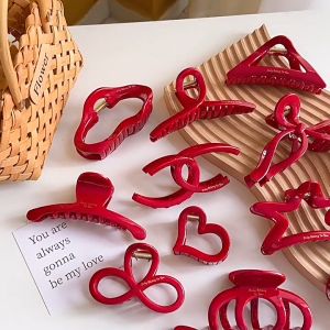 ELSA Jepit Rambut Maroon Merah JY278\\n\\n Apa Itu Jepit Rambut Maroon Merah?\\n\\nJepit rambut maroon merah adalah aksesoris rambut wanita yang berwarna merah marun, cocok untuk berbagai gaya dan penampilan. Jepit rambut ini hadir dalam desain yang elegan dan praktis, sehingga dapat mempercantik penampilan Anda dengan mudah.\\n\\n Bagaimana Cara Menggunakan Jepit Rambut Praktis?\\n\\nMenggunakan jepit rambut maroon merah sangatlah mudah. Cukup ikuti langkah-langkah berikut:\\n\\n1. Siapkan rambut Anda dengan mengikat atau menyisirnya.\\n2. Pilih posisi di mana Anda ingin menempatkan jepit rambut maroon merah.\\n3. Tempatkan jepit rambut pada rambut Anda dan pastikan ia terpasang dengan kuat.\\n4. Sesuaikan posisi jepit rambut agar sesuai dengan gaya Anda.\\n\\n Kelebihan Aksesoris Rambut Wanita Jepit Rambut Maroon Merah\\n\\nJepit rambut maroon merah memiliki beberapa kelebihan sebagai berikut:\\n\\n- Desain elegan yang cocok untuk berbagai gaya.\\n- Warna merah marun yang menarik dan menambah kecantikan.\\n- Mudah digunakan dan praktis.\\n- Cocok untuk berbagai jenis rambut.\\n\\n Bagaimana Mencocokkan Jepit Rambut Maroon Merah dengan Gaya Anda?\\n\\nBerikut adalah beberapa tips untuk mencocokkan jepit rambut maroon merah dengan gaya Anda:\\n\\n Tips Menggunakan Jepit Rambut untuk Gaya yang Elegan\\n\\nJepit rambut maroon merah dapat digunakan untuk menciptakan gaya yang elegan. Berikut adalah beberapa tips:\\n\\n- Gunakan jepit rambut maroon merah pada rambut yang diikat atau disisir rapi.\\n- Sesuaikan posisi jepit rambut agar sesuai dengan gaya Anda.\\n- Padukan dengan pakaian yang elegan.\\n\\n Cara Memadukan Jepit Rambut Maroon Merah dengan Outfit Anda\\n\\nBerikut adalah beberapa cara untuk memadukan jepit rambut maroon merah dengan outfit Anda:\\n\\n- Padukan dengan pakaian berwarna netral seperti hitam, putih, atau abu-abu untuk menciptakan kontras yang menarik.\\n- Padukan dengan pakaian berwarna merah marun untuk menciptakan keselarasan warna.\\n- Padukan dengan aksesoris lain seperti kalung atau gelang yang berwarna senada.\\n\\n Bagaimana Merawat Jepit Rambut Maroon Merah?\\n\\nBerikut adalah beberapa tips untuk merawat jepit rambut maroon merah:\\n\\n Tips Merawat Jepit Rambut Elegan agar Awet\\n\\nUntuk menjaga jepit rambut maroon merah tetap awet, ikuti langkah-langkah berikut:\\n\\n- Bersihkan jepit rambut setelah digunakan.\\n- Simpan dalam tempat yang aman dan tidak lembab.\\n- Hindari mengoleskan produk rambut langsung ke jepit rambut.\\n\\n Bagaimana Membuat Jepit Rambut Maroon Merah Tetap Cantik dan Bersih?\\n\\nBerikut adalah beberapa cara untuk menjaga jepit rambut maroon merah tetap cantik dan bersih:\\n\\n- Bersihkan jepit rambut dengan lap lembut setelah digunakan.\\n- Hindari menyimpan jepit rambut di tempat yang lembab.\\n- Jangan gunakan produk rambut langsung pada jepit rambut.\\n\\nJadi, ELSA Jepit Rambut Maroon Merah JY278 adalah pilihan yang tepat untuk mempercantik penampilan Anda dengan mudah dan praktis. Dengan mengikuti tips di atas, Anda dapat memadukan jepit rambut maroon merah dengan gaya Anda dan menjaga keawetannya. Selamat mencoba!\"