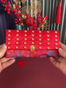 กระเป๋าสตางค์ซองผ้าแดงจีน ดีไซน์คลาสสิก งานปักอันประณีต เหมาะกับของขวัญเทศกาลฤดูใบไม้ผลิ และปีใหม่