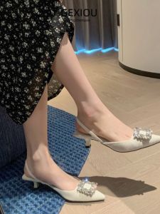 เรียบหรู รองเท้าส้นสูงปลายแหลมฝรั่งเศส ผู้หญิง ใหม่ 2024 สไตล์นางฟ้า Rhinestone หัวเข็มขัดสี่เหลี่ยมหัวกลับที่ว่างเปล่าส้นบางรองเท้าเดียว