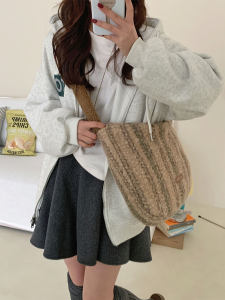 กระเป๋าสะพายข้างผ้าขนสัตว์ฤดูหนาวแบบมีซิปขนาดใหญ่สไตล์เกาหลี กระเป๋าสะพายข้างแบบลำลองสำหรับวัยรุ่น กระเป๋าถือทรงสี่เหลี่ยมแบน