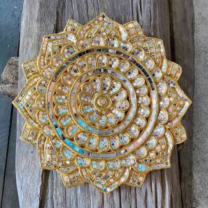 ไม้แกะสลัก ลายไทย รัศมี 12 นิ้ว เดินเส้นทอง ติดกระจกขาว