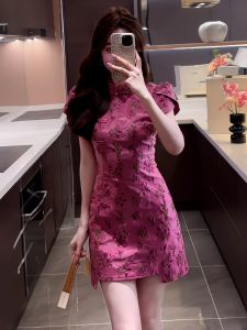 ชุดเดรสกระโปรงสั้นลายดอกไม้สไตล์จีนใหม่ ฤดูร้อน 2025 กระโปรงสั้นเอวสูง แขนสั้น คอตั้ง สไตล์ S ชุดเดรสผู้หญิง