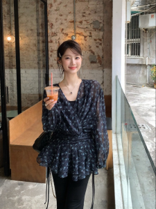 THROUS | Áo Blouse Nữ In Hoa Cổ V Ôm Dáng Kiểu Cổ Điển