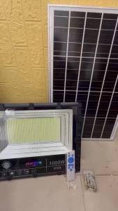 Đèn pha năng lượng mặt trời đèn năng lượng mặt trời sân vườn 100w 200w 300w 500w 800w 1000w có đèn báo dung lượng Chống nước IP 68 Bh 2 năm