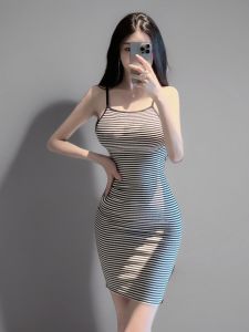 ชุดเดรสเกาะอกลายทางสีดำขาว ทรงเข้ารูป ชุดเดรสชายหาดสำหรับผู้หญิง ฤดูใบไม้ผลิ 2024 ชุดเดรสแขนกุดคอตุ้มเอวสูง