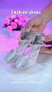 รองเท้าคัชชูเเด็ก ส้นเตี้ยประดับโบว์ใหญ่ กลิตเตอร์แวววาวทุกก้าวเดิน มาพร้อมดีเทลหัวใจและจี้น่ารัก สวมใส่สบาย ขนาด28-33