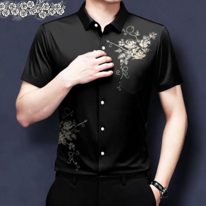 OUFISUN เสื้อเชิ้ตสีดำ เสื้อธุรกิจสีทึบพิมพ์ดอกไม้เสื้อผู้ชายแขนสั้นฤดูร้อนเกาหลีบางขนาดใหญ่เสื้อทำงานธุรกิจผู้ชายแฟชั่นเสื้อ มีช่องกระเป๋า