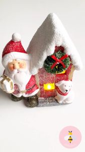 Dekorasi Rumah Merah dengan Lampu Natal Santa & Pinky Bee