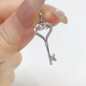 LAZO DIAMOND Classic Heart Key Pendant in 375/9K White Gold