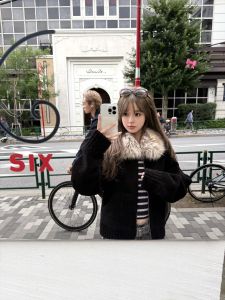 เสื้อแจ็คเก็ตผู้หญิงแบบหนาสีดำ ขนแกะปลอม ทรงสั้น ดีไซน์เก๋ไก๋ แขนยาว ปกขนสัตว์ ผ้าฝ้าย ฤดูใบไม้ร่วง/ฤดูหนาว