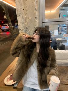 เสื้อคลุมขนสัตว์สั้นคอกลมสำหรับผู้หญิงในฤดูหนาวปี 2025 เสื้อคลุมขนสัตว์สีน้ำตาลที่สวมใส่สบายและหรูหราแบบหนังสัตว์แท้