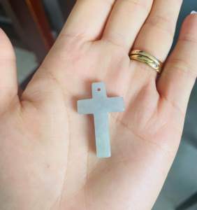 Mặt dây chuyền cây thánh giá bằng đá Ngọc Cẩm Thạch thiên nhiên