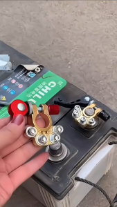 Đầu cọc bình ắc quy xe hơi kèm tay vặn