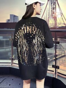 เสื้อยืดแขนสั้นผ้าฝ้ายแท้ by แฟชั่นฤดูร้อน 2025 สำหรับผู้ชายและผู้หญิง ทรงหลวม ระบายอากาศได้ดี ลำลอง สวมใส่สบาย คอกลม ลายโลโก้แบรนด์