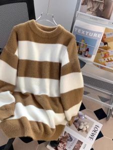 เสื้อสเวตเตอร์ขนนุ่มยาวปานกลางลายทางสีดำและสีขาวสำหรับผู้หญิงในฤดูหนาวปี 2024 เสื้อคลุมสะโพกหลวมๆ สไตล์ลำลอง