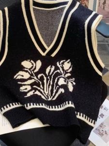 เสื้อกั๊กถักลายปักสไตล์ฝรั่งเศสย้อนยุคสำหรับผู้หญิง 2025 ฤดูหนาวใหม่ หลวม แจ็คเก็ต ชั้นใน แฟชั่น เสื้อสเวตเตอร์