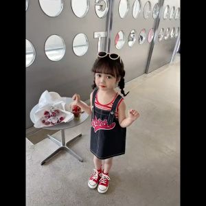 WANDER ชุดเดรสเด็กผู้หญิง กระโปรงเอี๊ยมยีนส์ การพิมพ์ตัวอักษรแฟชั่นเกาหลี ชุดกระโปรงยีนส์เจ้าหญิงเด็กผู้หญิง + เสื้อกั๊ก 2 ชิ้น 2385