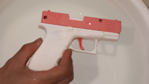 ปืนฉีดน้ำกล็อค ยิงไกล จุเยอะ สามารถยิงได้ประมาณ 50 ครั้ง เทศกาลสงกรานต์ ของเล่นเด็ก ของเล่นพลาสติก ปืน ของ เล่น เด็ก