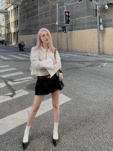 รองเท้าส้นสูงหัวแหลมแบบสวมหัวสไตล์ฝรั่งเศส รองเท้าแตะส้นแบนทรงสามเหลี่ยมสำหรับผู้หญิง รองเท้าแฟชั่นฤดูร้อน 2024