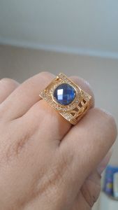 Cincin Pria Roy Biru Kristal Berlian Titanium 22K (emas)
