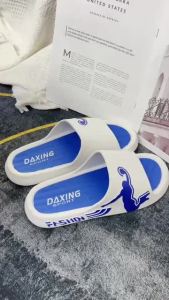 กันน้ำ กันลื่น รองเท้าแตะสำหรับผู้ชายรูปแบบใหม่ฤดูร้อนบ้านแนวโน้มกลางแจ้งหนาด้านล่าง ใช้ได้กับเทศกาลสงกรานต์ รองเท้าไปทะเล 