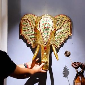 หัวช้างติดผนัง หัวช้างแกะสลักปิดทองเดินเส้นติดกระจก หัวช้างตกแต่งบ้าน หัวช้างไทยแกะสลักต้นสัก ขนาด 20นิ้ว