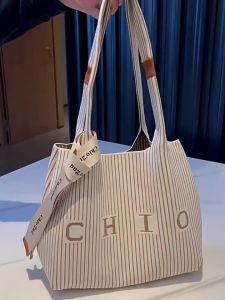 Casual Shoulder Bag with Deer Pattern and Pleated Detail – Spacious and Trendy Everyday Tote