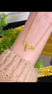Kalung Ular Keberuntungan dari titanium yang tahan warna dengan desain yang stylish dan elegan