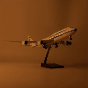1/150 Scale Aircraft Model Kuwait Airways B747-8 Resin Airplane with Landing Gear Wheels Light(Touch or Sound Control)