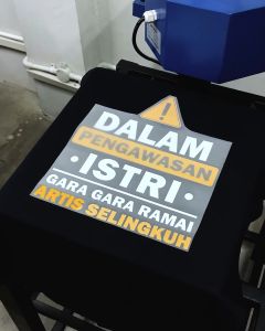 Desain Kaos Keren - Kaos Kata Pasangan DPI Artis Selingkuh Bahan Combed 20s Lembut Nyaman Standar Distro
