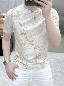 เสื้อยืดคอกลมแขนสั้นทรงสลิมฟิตสำหรับผู้ชาย แฟชั่นฤดูร้อน พิมพ์ลายดอกไม้ เสื้อยืดผู้ชายสไตล์ยูโรป้า เสื้อยืดผู้ชายที่เป็นที่รู้จัก