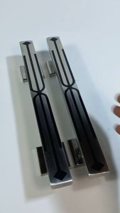 Set kunci pintu minimalis dengan 2 handle pintu dan 1 set kunci untuk pintu kamar dan depan termasuk kunci digital dan aksesori.