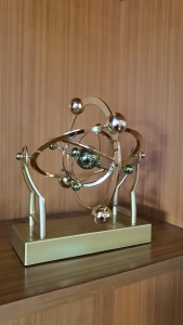 Perpetual Motion Machine Desk Top Decoration Kinetic Motion Toy for Home and Office Celestial Orbit Perpetual Motion Pendulum Rotating Wobbler Earth Desktop Model Creative Home Rotary Decoration Desk Gift