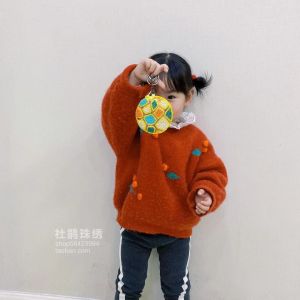 กระเป๋าใส่เหรียญรูปฟุตบอลลายดอกกุหลาบสีสันสดใสขนาดเล็ก เครื่องประดับสุดน่ารักสำหรับนักเรียน กระเป๋าใส่เหรียญแบบหนีบ กระเป๋าใส่เหรียญแบบแขวนกุญแจ