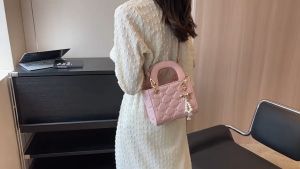 กระเป๋าหนัง Cewchu กระเป๋าสะพายข้างสำหรับผู้หญิง แบบกระเป๋าถือ กระบวนการผู้หญิง สำหรับการฉีดฟิลเลอร์