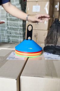 OML KJ1 กรวยจานฝึกซ้อม แพ็ค 25 ชิ้น (ฟรีเสาเก็บ + ถุงตาข่าย) กรวยฝึกซ้อม 5 สี ซ้อมวิ่ง ซ้อมบอล ฝึกสเต็ปเท้า ความคล่องตัว