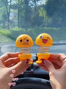 Hiasan Kereta Smiley Face Spring Emoji Fun Handheld Bounce Toy Car Dashboard Decoration Ornament