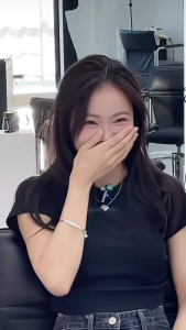 ส่วนผสมจากพืช ปิดผมขาว กลิ่นหอมสดชื่น ไม่ระคายเคือง  สีผมคมชัดเงางาม ผมสวย สีน้ำตาลเย็น ยาย้อมผม ครีมย้อมผมไม่ทำลายเส้นผม ย้อมง่าย ปิดผมขาว แถมอุปกรณ์ย้อมผมฟรี